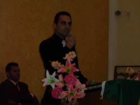 Leandro Pregando no Culto de Missões